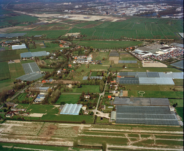 843576 Luchtfoto van het kassengebied ten noorden van Vleuten (gemeente Vleuten-De Meern), uit het zuidwesten.N.B. De ...